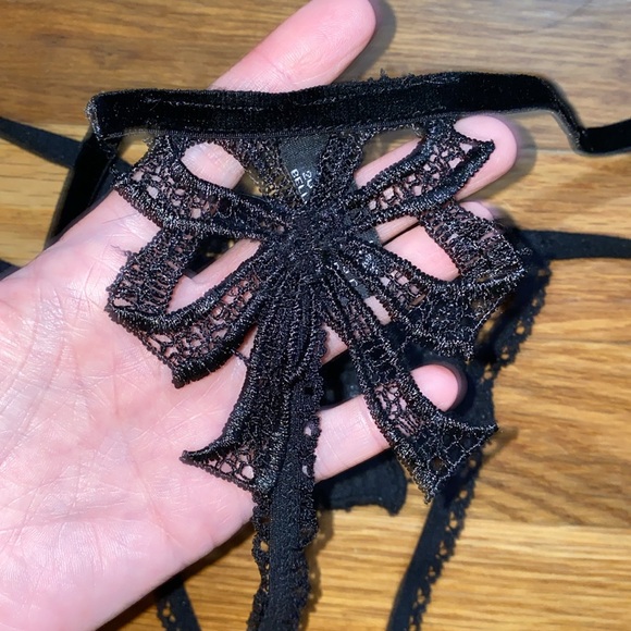 NWOT Belle-et-BonBon Bisoux Black Rose Leatherette Thong - Picture 6 of 10